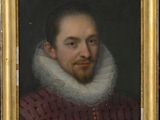 portrait d'un homme vêtu d'une robe rouge à col blanc à volants