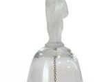 une cloche en verre surmontée d'une statue