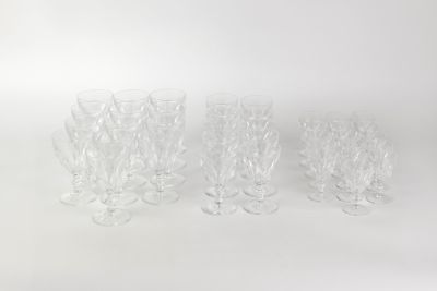 un lot de quatre verres à vin transparents posés sur une surface blanche