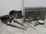 beaucoup d'objets posés sur le sol