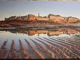 une photo d'une photo représentant une plage avec un château en arrière-plan