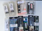 a lot of ram modules that are sitting on a table