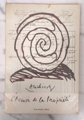un vieux livre sur lequel est dessiné une rose