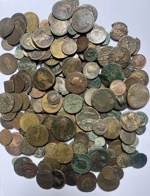 une pile de vieilles pièces de monnaie sur une surface blanche