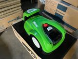 une petite voiture verte posée sur une boîte en carton