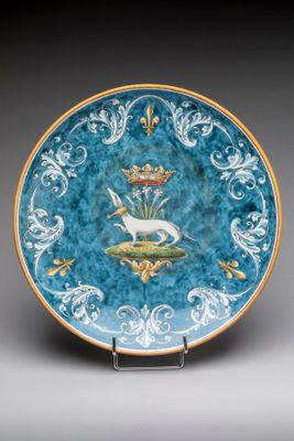 l'image d'une assiette bleue et blanche sur laquelle figure un oiseau