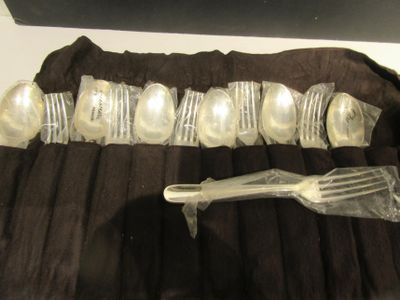 un couteau, une fourchette et une cuillère posés sur une table