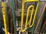 une grosse machine posée au milieu d'un tas d'outils