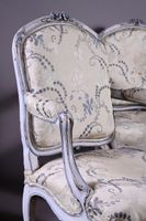 Suite de quatre fauteuils en bois sculpté, mouluré, relaqué … (photo 2)