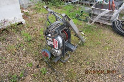 une machine posée par terre dans la cour