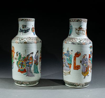 paire de vases chinois avec personnages assis sur une table