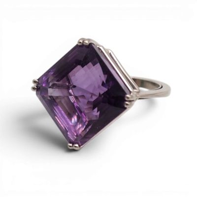 Gros plan sur une bague contenant une pierre d'améthorate