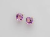 une paire de boucles d'oreilles en améthorate sur fond blanc