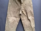 un gros plan sur un pantalon suspendu à une corde à linge