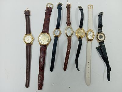 plusieurs types de montres sont alignés sur une surface blanche