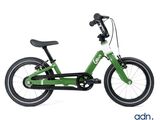 Le vélo est vert, avec des pneus noirs et une selle noire.