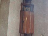 une horloge grand-père sur le mur dans le coin de la pièce