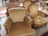 many chairs that are sitting in a room together