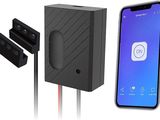 un gros plan d'un téléphone portable à côté d'un chargeur et d'un chargeur