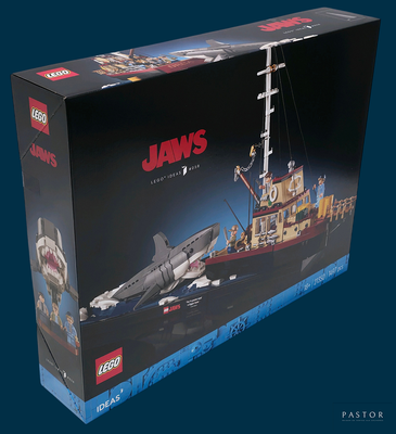 une boîte contenant une maquette de bateau
