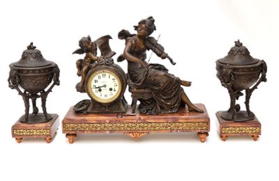 Garniture de cheminée en régule patiné composée d'une pendul…