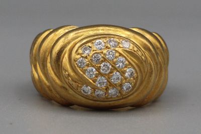 une image d'une bague en or et diamants sur fond blanc