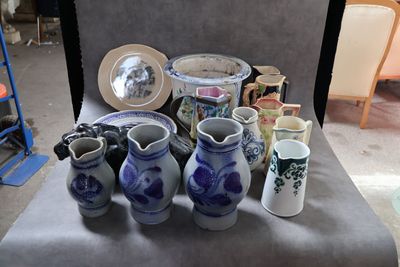 de nombreux vases posés sur une chaise