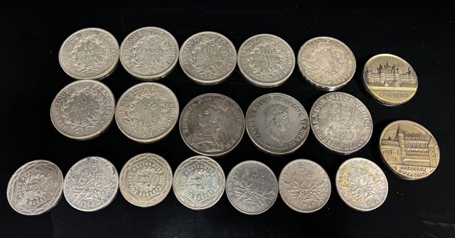 Lot de pièces de monnaie en argent : une pièce daté 1718, une piè...