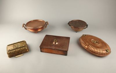quatre types différents d'objets en laiton sur un fond blanc