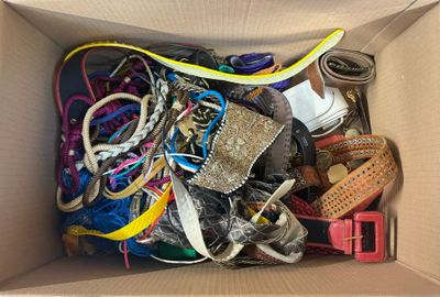 Carton de ceintures assorties, comprenant divers modèles, do…