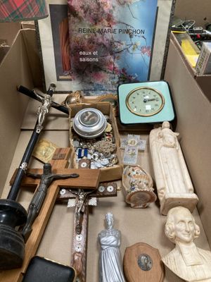 une boîte remplie d'objets posés sur une table