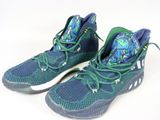 Chaussures de basket adidas avec un motif bleu et vert sur la semelle