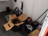 une pièce équipée de toilettes, d'un lavabo et d'un placard
