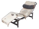 une photo d'une chaise longue avec une assise en cuir