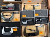 de nombreux outils de toutes sortes dans une boîte posée par terre