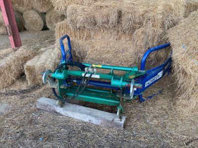 une petite machine posée sur un tas de foin
