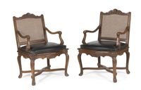 PAIRE DE FAUTEUILS CANNÉS EN NOYER