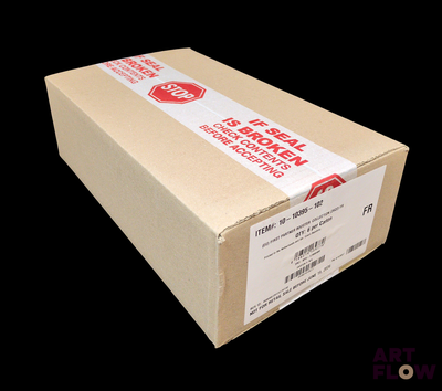 une boîte en carton sur laquelle est collée une étiquette rouge et blanche
