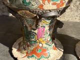 un vase posé sur une table à côté d'une paire de chaussures