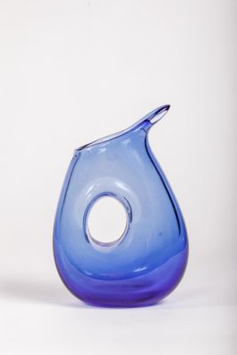 un vase en verre bleu troué