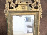 un miroir posé sur une table