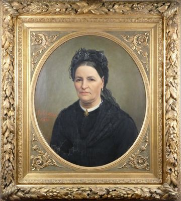 un vieux tableau représentant une femme en robe noire, dans un cadre doré