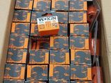 une boîte remplie de boîtes orange et noires ornées de motifs noirs et orange