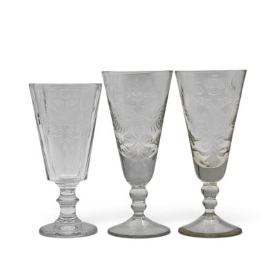 trois verres à pied en verre transparent posés les uns à côté des autres sur une surface blanche