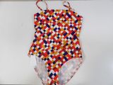 un gros plan sur un maillot de bain suspendu à un cintre accroché au mur
