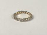 une image d'une bague en diamant sur une surface blanche