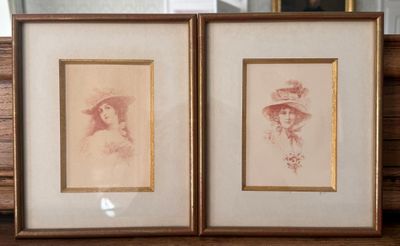 deux photos encadrées représentant des femmes coiffées de chapeaux, posées sur une table