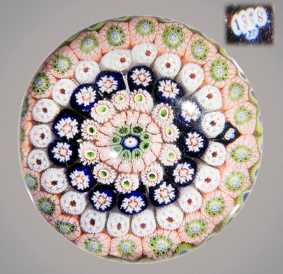 une photo d'un presse-papier en verre orné d'un motif floral