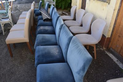 a lot of chairs that are lined up on the side of a building