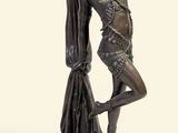 statue en bronze représentant une femme tenant un balai, posée sur un socle